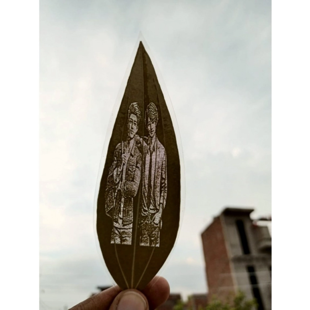 Custom Portrait on Natural Leaf – Friendship